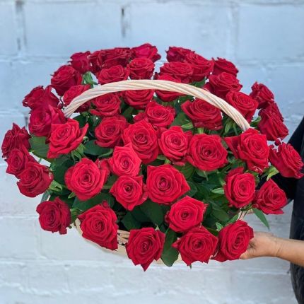 Корзинка "Моей королеве" из красных роз с доставкой в по Московскому